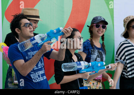 Thais prendere parte al Festival dell'acqua al di fuori del Central World shopping mall, Rama 1 Road, Bangkok, Thailandia, domenica 15 aprile, 2012. Bangkok è celebrare il Thai nuovo anno con il tradizionale Songkran festival dell'acqua. Credito: Kraig Lieb Foto Stock