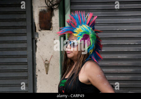 Donna tailandese con un colorato mohawk per il festival. Bangkok, Thailandia, domenica 15 aprile, 2012. Bangkok è celebrare il Thai nuovo anno con il tradizionale Songkran festival dell'acqua. Credito: Kraig Lieb Foto Stock