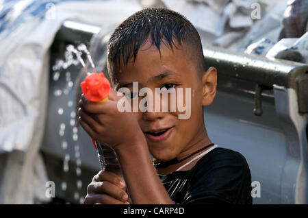 Ragazzo tailandese prende parte al Festival dell'acqua. Sukhumvit Road, Bangkok, Thailandia, domenica 15 aprile, 2012. Bangkok è celebrare il Thai nuovo anno con il tradizionale Songkran festival dell'acqua. Credito: Kraig Lieb Foto Stock