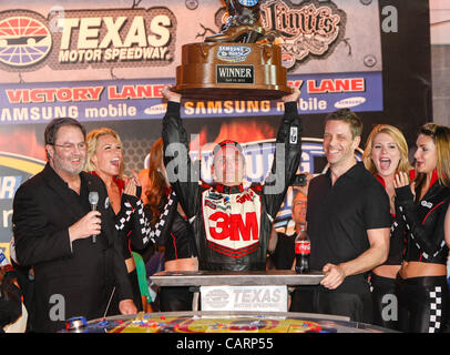 Aprile 14, 2012 - Fort Worth, Texas, Stati Uniti- Greg Biffle (16) celebra la sua vittoria a Samsung Mobile 500 NASCAR Sprint Cup gara al Texas Motor Speedway. (Credito Immagine: © Dan Wozniak/ZUMAPRESS.com) Foto Stock