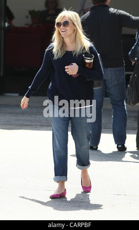 REESE WITHERSPOON Reese Witherspoon avvistamento di LOS ANGELES CALIFORNIA USA 15 Aprile 2012 Foto Stock