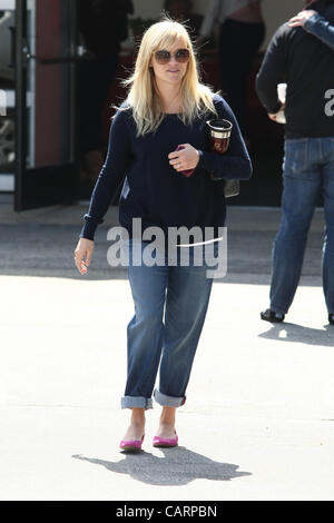 REESE WITHERSPOON Reese Witherspoon avvistamento di LOS ANGELES CALIFORNIA USA 15 Aprile 2012 Foto Stock