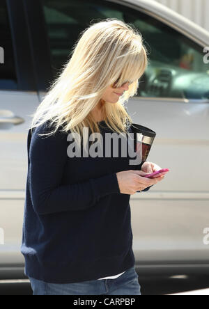 REESE WITHERSPOON Reese Witherspoon avvistamento di LOS ANGELES CALIFORNIA USA 15 Aprile 2012 Foto Stock