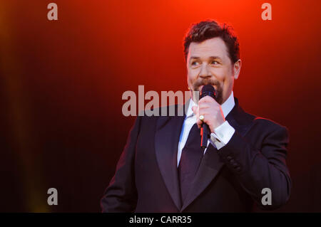 Londra Covent Garden, 15 aprile 2012. A Olivier Awards 2012, Michael Ball (cantante e attore) preparare per introdurre gli annunciatori della BBC Radio 2 Olivier Audience Award. Fotografia : Stephen Chung Foto Stock