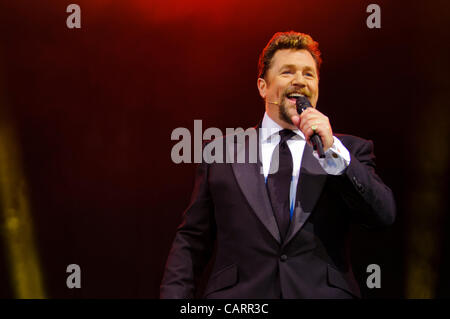 Londra Covent Garden, 15 aprile 2012. A Olivier Awards 2012, Michael Ball (cantante e attore) si prepara a introdurre gli annunciatori della BBC Radio 2 Olivier Audience Award. Fotografia : Stephen Chung Foto Stock