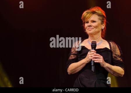 Londra Covent Garden, 15 aprile 2012. A Olivier Awards 2012, Imelda Staunton (attrice) si prepara a introdurre gli annunciatori della BBC Radio 2 Olivier Audience Award. Fotografia : Stephen Chung Foto Stock