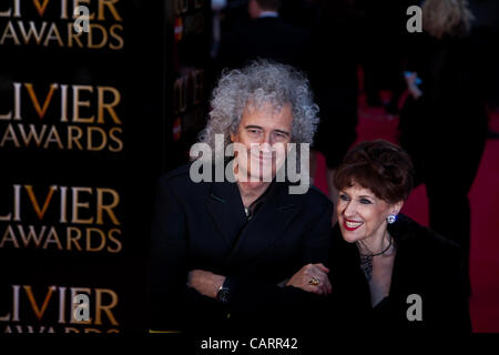 Londra, UK, 15/04/2012. Musicista, Brian May con l'attrice Anita Dobson, arrivano al 2012 Laurence Olivier Awards Foto Stock