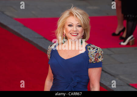 Londra, UK, 15/04/2012. Cantante e attrice, Elaine Paige, arriva a 2012 Laurence Olivier Awards Foto Stock