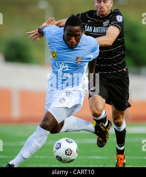 Aprile 15, 2012 - San Antonio, TX, Stati Uniti d'America - durante la cerimonia inaugurale partita in casa del San Antonio scorpioni squadra di calcio della North American Soccer League. Il team è di proprietà dell'imprenditore Gordon Hartman e procede dal beneficio del team Morgan's Wonderland, un ultra-parco accessibile per persone di tutte le Foto Stock