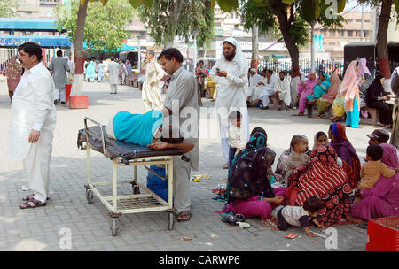 I pazienti e i loro accompagnatori sono visti preoccupati a Mayo hospital locali a causa di boicottaggio di giovani medici Association (YDA) in regime ambulatoriale (OPD) a Lahore il lunedì 16 aprile, 2012. I pazienti attraverso il Punjab ha sofferto molto dopo YDA andato in provincia-sciopero boycot Foto Stock