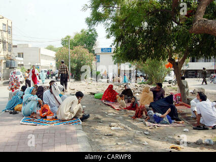 I pazienti e i loro accompagnatori sono visti preoccupati a Mayo hospital locali a causa di boicottaggio di giovani medici Association (YDA) in regime ambulatoriale (OPD) a Lahore il lunedì 16 aprile, 2012. I pazienti attraverso il Punjab ha sofferto molto dopo YDA andato in provincia-sciopero boycot Foto Stock