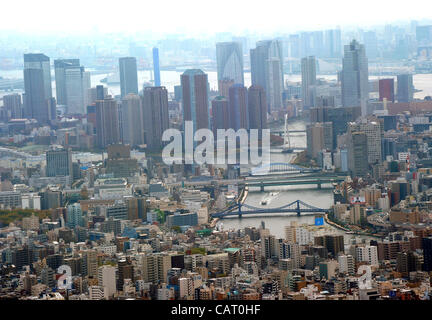 Aprile 17, 2012, Tokyo, Giappone - alto-aumento riverside edifici appartamento zona sono vista dal ponte di osservazione della Tokyo Sky Tree, le più alte del mondo free-standing torre, Martedì, 17 aprile 2012. I membri dei media nazionali ed esteri sono invitati ad apprezzare le magnifiche vedute da th Foto Stock