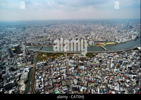 Aprile 17, 2012, Tokyo, Giappone - Fiume Sumida scorre attraverso il centro cittadino di Tokyo in questa vista dal ponte di osservazione della Tokyo Sky Tree, le più alte del mondo free-standing torre, Martedì, 17 aprile 2012. I membri dei media nazionali ed esteri sono invitati ad apprezzare le vedute magnifiche fro Foto Stock