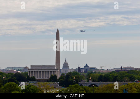 Aprile 17, 2012 - Washington, DC, Stati Uniti - La navetta spaziale Discovery, montato sulla navetta vettore aereo, ha volato oltre il Washington Monument, il Campidoglio e il Lincoln Memorial nella zona di Washington D.C. (credito Immagine: © Dasha Rosato) Foto Stock