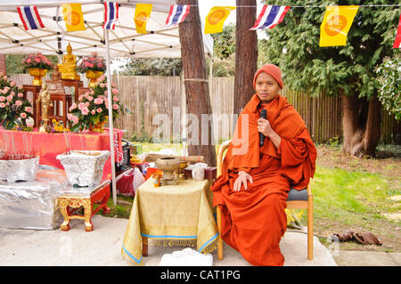 Il torneo di Wimbledon, Londra, UK, 15 aprile 2012. Presso il tempio thailandese di Wat Buddhapadipa per celebrare il Songkran, Tailandese Anno nuovo, un monaco offre preghiere. Foto Stock