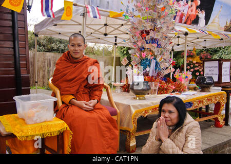 Il torneo di Wimbledon, Londra, UK, 15 aprile 2012. Presso il tempio thailandese di Wat Buddhapadipa per celebrare il Songkran, Tailandese Anno nuovo, un monaco offre preghiere. Foto Stock