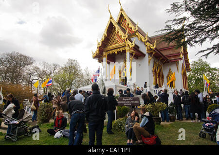 Il torneo di Wimbledon, Londra, UK, 15 aprile 2012. La folla si riuniranno presso il tempio thailandese di Wat Buddhapadipa per celebrare il Songkran, Tailandese Anno Nuovo. Foto Stock