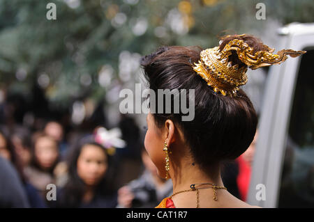 Il torneo di Wimbledon, Londra, UK, 15 aprile 2012. Presso il tempio thailandese di Wat Buddhapadipa per celebrare il Songkran, Tailandese Anno nuovo, un concorrente di Miss Songkran concorso di bellezza attende. Foto Stock