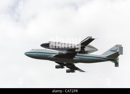 WASHINGTON DC - 17 aprile: navetta spaziale Discovery vola sopra Washington DC il 17 aprile 2012 sulla strada per il suo ultimo luogo di riposo nel Museo dell'aria e dello spazio Foto Stock