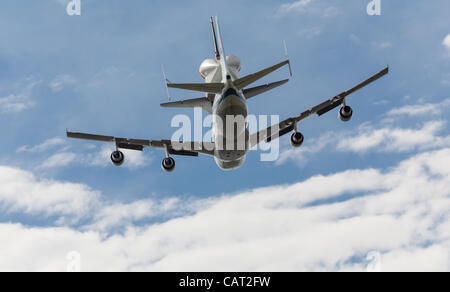 WASHINGTON DC - 17 aprile: navetta spaziale Discovery vola sopra Washington DC il 17 aprile 2012 sulla strada per il suo ultimo luogo di riposo nel Museo dell'aria e dello spazio Foto Stock