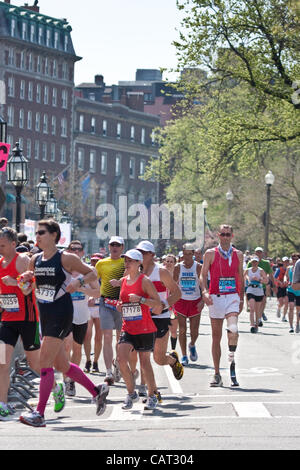 Boston, Massachusetts, STATI UNITI D'AMERICA, 16 aprile 2012. Ogni runner in 116Boston Marathon presenta sfide da superare. Alcuni più di altri. Foto Stock