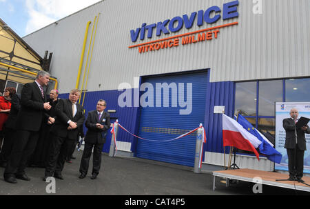 Vitkovice Machinery Group, il più grande gruppo di ingegneria nella Repubblica Ceca, è stato lanciato il funzionamento di una nuova linea di produzione per un valore di circa Kc1bn nella sua filiale Vitkovice Milment nella città polacca di Sosnovec il 17 aprile 2012. La linea di produzione produrrà ultralight bottiglie in acciaio per automobili u Foto Stock