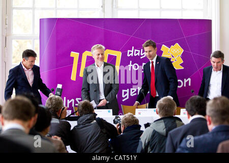 LOCOG 100giorni .Kew Gardens, Surrey, Regno Unito. 18.04.2012 Foto mostra (sinistra) Sebastian Coe, LOCOG sedia, Paul Deighton LOCOG Chief Excec, Jeremy Hunt Seceretary di Stato per la cultura delle Olimpiadi, mezzi di informazione e lo sport, e Hugo Roberts al LOCOG 100 giorni evento tenutosi a lanciare il conto alla rovescia di meno di 100 giorni Foto Stock