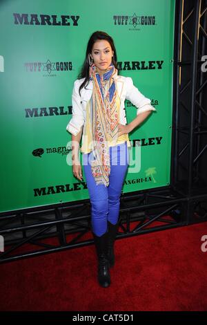 Janina Gavankar presso gli arrivi per MARLEY Premiere, ArcLight Glossari Affini Dome, Los Angeles, CA 17 aprile 2012. Foto di: Tony Gonzalez/Everett Collection Foto Stock