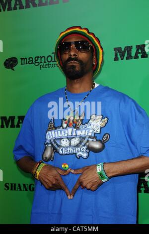 Snoop Dogg presso gli arrivi per MARLEY Premiere, ArcLight Glossari Affini Dome, Los Angeles, CA 17 aprile 2012. Foto di: Tony Gonzalez/Everett Collection Foto Stock