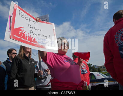 Troy, Michigan - oltre un migliaio di membri del sindacato picketed un fundraiser repubblicano dotate di Wisconsin governatore Scott Walker e Michigan governatore Rick Snyder. Entrambi i governatori sono impopolari di manodopera per il loro anti-legislazione dell' Unione, e Walker si trova di fronte a un richiamo elezione. Foto Stock