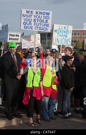 Troy, Michigan - oltre un migliaio di membri del sindacato picketed un fundraiser repubblicano dotate di Wisconsin governatore Scott Walker e Michigan governatore Rick Snyder. Entrambi i governatori sono impopolari di manodopera per il loro anti-legislazione dell' Unione, e Walker si trova di fronte a un richiamo elezione. Foto Stock