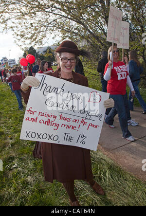 Troy, Michigan - oltre un migliaio di membri del sindacato picketed un fundraiser repubblicano dotate di Wisconsin governatore Scott Walker e Michigan governatore Rick Snyder. Entrambi i governatori sono impopolari di manodopera per il loro anti-legislazione dell' Unione, e Walker si trova di fronte a un richiamo elezione. Foto Stock