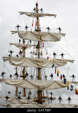 Marinai ecuadoriana di l'ecuadoriano tall ship BAE Guayas uomo la yardarms come essi arrivano a New Orleans per la guerra di 1812 Commemorazione del bicentenario Aprile 17, 2012 in New Orleans, LA. Gli eventi sono parte di una serie di visite della città con la marina e la guardia costiera, Marine Corps e funzionamento beginnin Vela Foto Stock