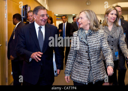 Il Segretario della Difesa Leon Panetta passeggiate con il Segretario di Stato Hilary Clinton a riunioni ministeriali della NATO presso la sede della NATO il 18 aprile 2012 a Bruxelles, in Belgio. La riunione ha convenuto su patti per avvolgere giù per la guerra in Afghanistan. Foto Stock