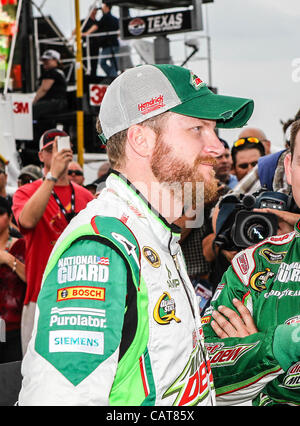 Aprile 14, 2012 - Fort Worth, Texas, Stati Uniti d'America - Sprint Cup Series driver Dale Earnhardt Jr (88) in azione durante la NASCAR Sprint Cup Series Samsung Mobile 500 gara al Texas Motor Speedway di Fort Worth, Texas. Sprint Cup driver della serie Greg Biffle (16) vince il Samsung Mobile 500 rac Foto Stock