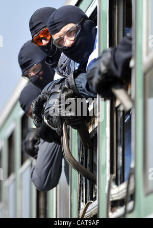 Riot Police pratica di Pardubice e Liberec regioni, Repubblica Ceca e Wroclaw, Polonia praticata in deposito dei treni come intervenire contro la violenza nei treni. Il polacco e il ceco polizia addestrato per evitare problemi durante l'EURO 2012, il torneo di calcio, in Ceska Trebova, Repubblica Ceca il 18 aprile Foto Stock