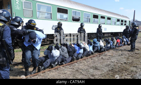 Riot Police pratica di Pardubice e Liberec regioni, Repubblica Ceca e Wroclaw, Polonia praticata in deposito dei treni come intervenire contro la violenza nei treni. Il polacco e il ceco polizia addestrato per evitare problemi durante l'EURO 2012, il torneo di calcio, in Ceska Trebova, Repubblica Ceca il 18 aprile Foto Stock