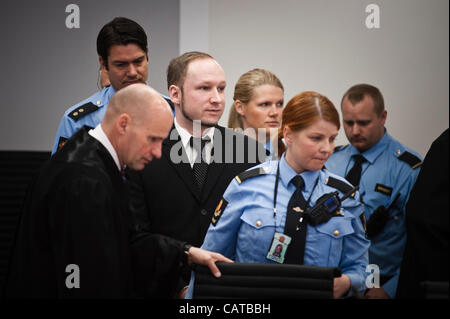 Oslo, Norvegia. 19/04/2012. Anders Behring Breivik arriva in tribunale. Foto Stock