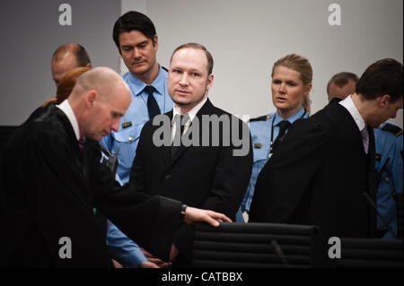 Oslo, Norvegia. 19/04/2012. Anders Behring Breivik arriva in tribunale. Foto Stock