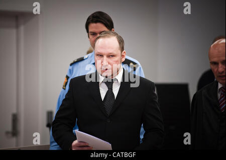 Oslo, Norvegia. 19/04/2012. Anders Behring Breivik arriva in tribunale. Foto Stock