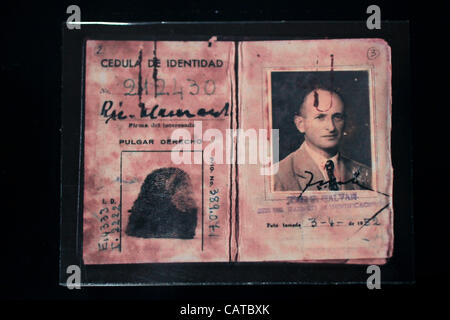 Argentino carta di identità del SS ufficiale nazista Adolf Eichmann sul display in una mostra a Beit Hatfutsot, il museo del popolo ebraico a Tel Aviv University il 19 aprile 2012. Lo stato di Israele segna l'olocausto annuale Giorno del Ricordo Foto Stock