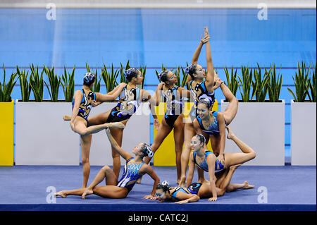 19.04.2012. Londra, Inghilterra. Team Japan (JPN) (ADACHI Yumi, HAKOYAMA Aika, ITOY AMA Mayo, KOBAYASHI Chisa, Mitsui Risako, NAKAMURA Mat, SAKAI Manko e YOSHIDA Kurumi) in azione durante i duetti Routine tecnico il giorno 1 della FINA Giochi Olimpici di nuoto sincronizzato qualifica all'Olympic P Foto Stock