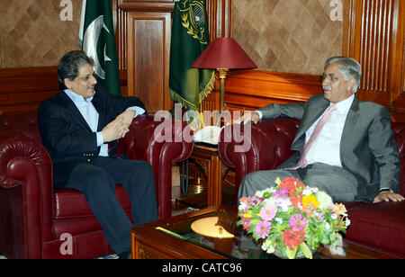 Governatore del Sindh, Dr.Ishrat-ul-Ibad Khan in riunione con il Presidente del Senato, Syed Nayyar Hussain al-Bukhari a casa del governatore a Karachi il giovedì 19 aprile, 2012. Foto Stock