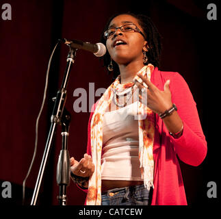 Aprile 18, 2012 - Verne, CA, Stati Uniti d'America - Cidney Holliday da Davidson College compete alla XII Collegio annuale sindacati poetry slam presso l Università di Verne. La slam, una poesia la concorrenza sulle prestazioni, featured poeti da 48 scuole e università di tutti gli Stati Uniti che hanno recitato o Foto Stock