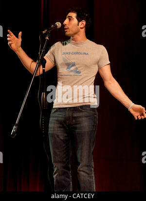 Aprile 18, 2012 - Verne, CA, Stati Uniti d'America - Tariq Luthun dall'università di North Carolina a Chapel Hill compete alla XII Collegio annuale sindacati poetry slam presso l Università di Verne. La slam, una poesia la concorrenza sulle prestazioni, featured poeti da 48 scuole e università di tutto il Foto Stock