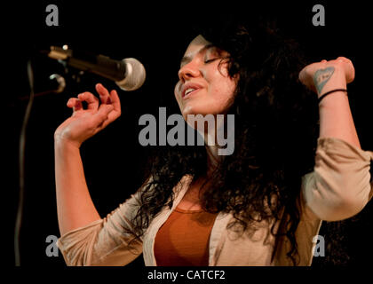 Aprile 18, 2012 - Verne, CA, Stati Uniti d'America - Shannon Garcia dall'host a scuola, l'Università di Verne, compete alla XII Collegio annuale sindacati poetry slam presso l Università di Verne. La slam, una poesia la concorrenza sulle prestazioni, featured poeti da 48 scuole e università di tutto il U Foto Stock