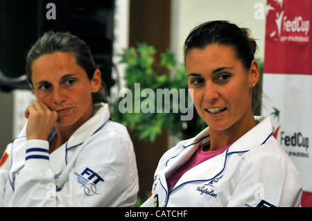 Roberta Vinci e Flavia PENNETTA durante la conferenza stampa prima della Fed Cup match tra Repubblica Ceca e Italia a Ostrava, Repubblica Ceca, giovedì, 19 aprile 2012.(CTK foto/Jaroslav Ozana) Foto Stock