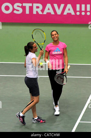 Roberta Vinci, Flavia PENNETTA (ITA) durante la formazione prima che la Fed Cup match tra Repubblica Ceca e Italia a Ostrava, Repubblica Ceca, giovedì, 19 aprile 2012.(CTK foto/Jaroslav Ozana) Foto Stock