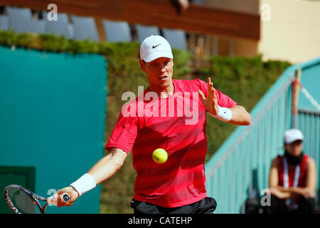 20.04.2012 Monte Carlo, Monaco. Tomas BERDYCH (CZE) in azione contro Andy Murray (GBR) durante il trimestre finale del 2012 Montecarlo Rolex Masters ha suonato presso il Monte Carlo Country Club di Monaco. Foto Stock