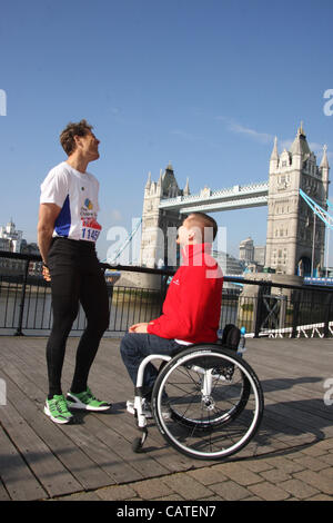 Venerdì 20 Aprile 2012, Londra UK. British campione di canottaggio e doppio campione olimpionico James cracknell e GB carrozzella Paralympian David Weir nella parte anteriore del Tower Bridge al photocall per guide di celebrità al 2012 VIRGIN LONDON MARATHON Foto Stock